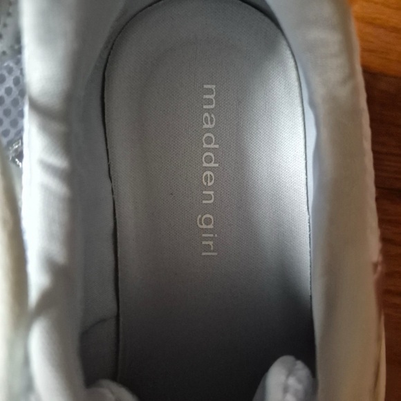 Madden Girl Women's White and Silver Sneakers, size 8.5 - Picture 6 of 7